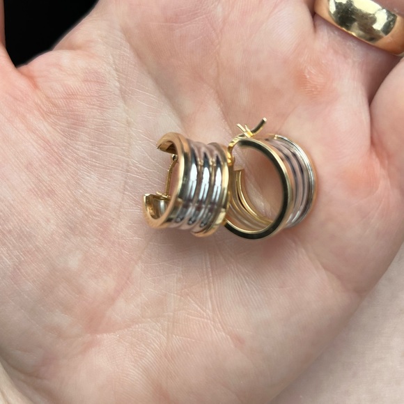 Dual tone hoop earring yellow and white gold - Picture 10 of 10